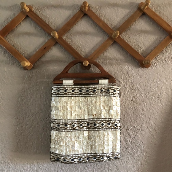 Shell Detailed Handbag w/ Wood Handles - Picture 2 of 7